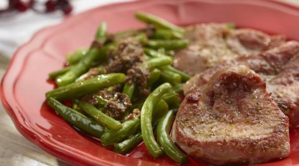 reteta zilei pulpa de porc cu fasole verde si pesto de rosii