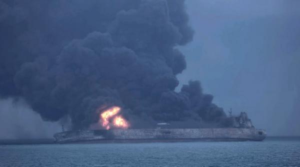 risc de explozie in cazul unui petrolier care arde in largul coastelor chinei