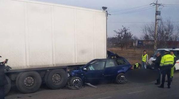 accident teribil in arad un barbat si a pierdut viata dupa ce a ajuns cu masina sub un tir