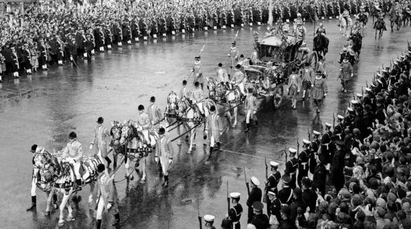 regina elisabeta a ii a relateaza intr un documentar o plimbare ingrozitoare cu trasura cu ocazia incoronarii sale