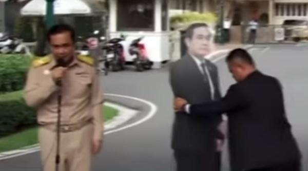 video premierul thailandei a lasat o poza de a sa sa raspunda intrebarilor jurnalistilor