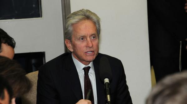 michael douglas respinge acuzatiile de hartuire sexuala