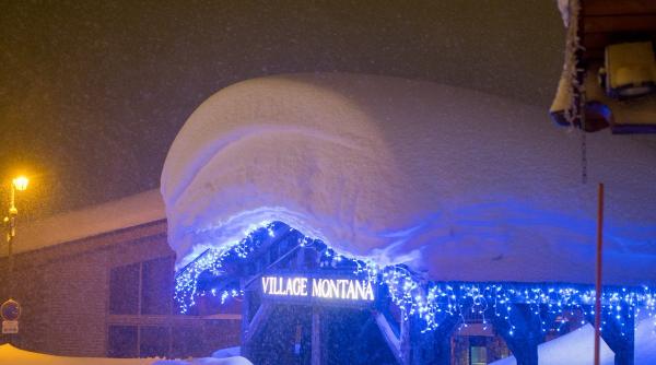 ninsoare istorica in alpi 13 000 de turisti blocati evacuati cu elicopterele