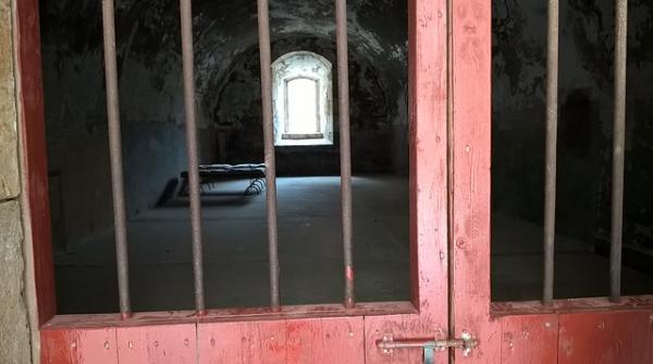 video un detinut chinez a ramas cu capul intepenit intre gratii si a inceput sa planga