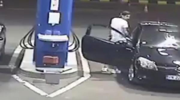 doi barbati din arad au gasit o metoda inedita de a alimenta gratis masina in benzinarie