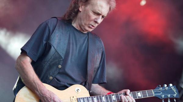 doliu in lumea muzicii fast eddie clarke chitaristul trupei motorhead s a stins din viata la 67 de ani