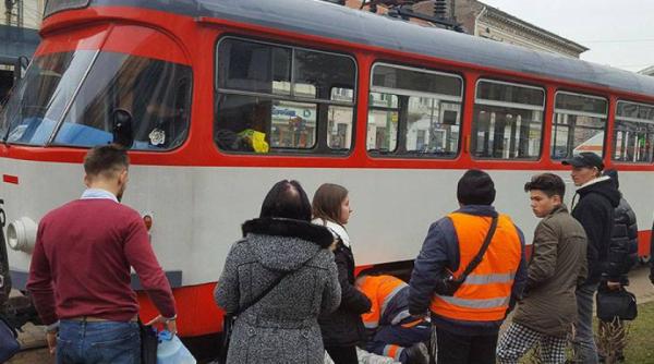 o fetita a scapat miraculos cu viata dupa ce a fost calcata de tramvai