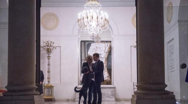 zvonul se confirma emmanuel macron a scris un roman erotic