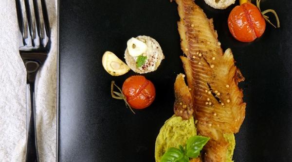 reteta zilei pastrav la cuptor cu piure de mazare