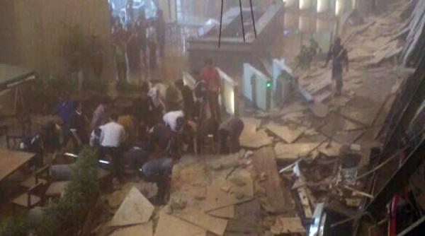 imagini socante din timpul prabusirii unui etaj al bursei din jakarta