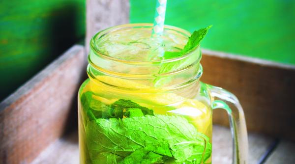 apa plata cu lamaie ajuta la slabit