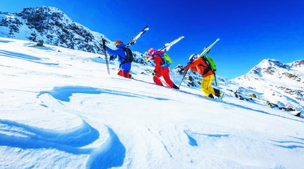 unde mergem in vacanta din februarie ne luam schiurile sau costumul de baie si ochelarii de soare