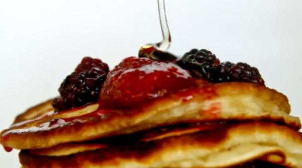 reteta zilei clatite americane cu fructe de padure