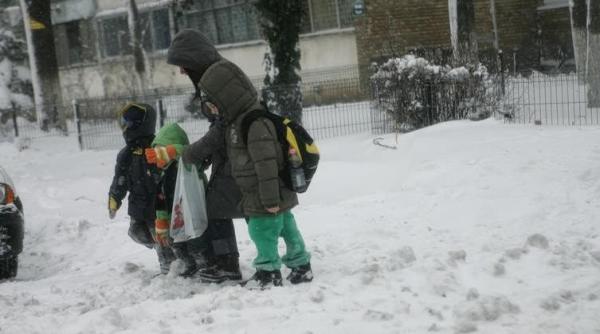 cursurile raman suspendate si astazi in 38 de unitati de invatamant din 5 judete din cauza vremii nefavorabile