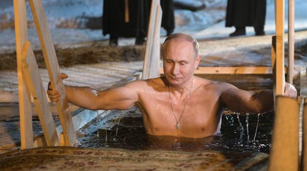galerie foto de boboteaza putin a facut baie in apa inghetata a lacului seliger