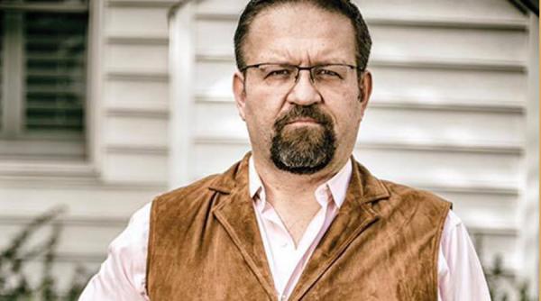 mandat de arestare emis de politia ungara pe numele unui fost consilier al lui donad trump