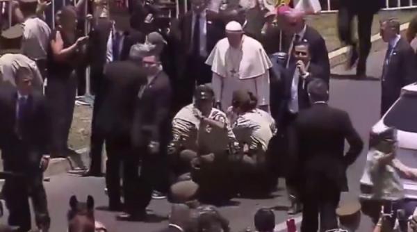 video papa francisc a coborat din papamobil pentru a ajuta o politista cazuta de pe cal