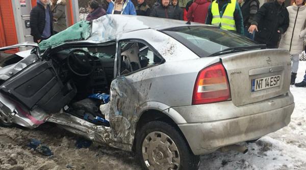 accident grav dupa ce un autoturism a intrat sub un camion incarcat cu lemne