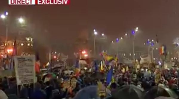 cateva mii de protestatari au blocat piata universitatii