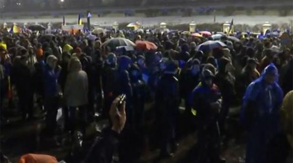 o parte dintre manifestanti au ajuns in piata constitutiei
