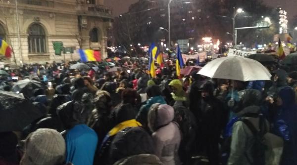 protestatarii au plecat in mars spre palatul parlamentului