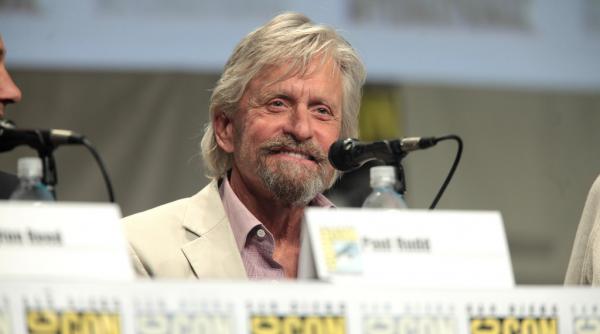 scandalul metoo continua michael douglas acuzat de hartuire de o fosta colaboratoare