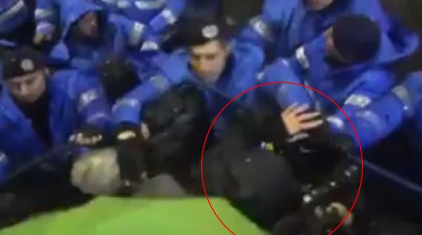 purtatorul de cuvant al jandarmeriei nu explica deloc de ce a fost lovit si un fotojurnalist