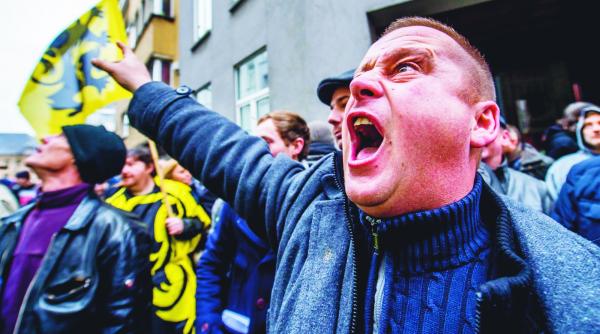 fake news adevarul construit din stiri false