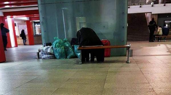 monstruos o batrana a fost lasata de familie in gara din craiova