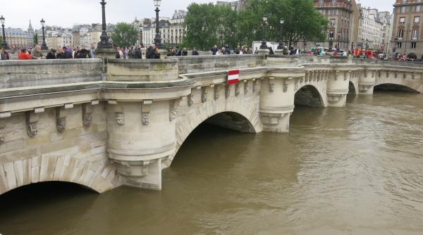 risc crescut de inundatii in paris nivelul raului sena continua sa creasca