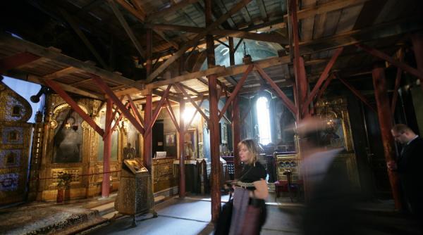 centenar celebrat cu institutii culturale in ruine