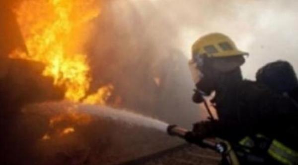 incendiu langa o benzinarie din vaslui o masina a luat foc in parcare