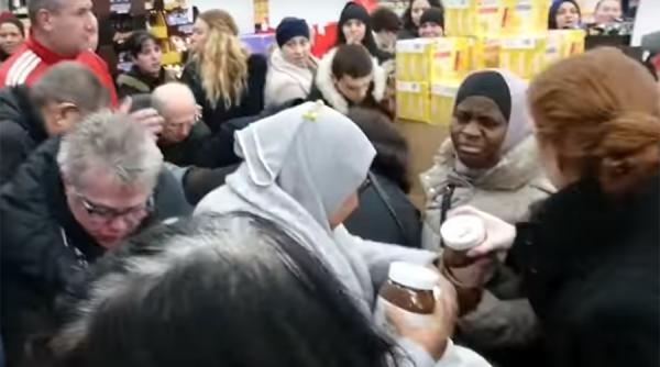 video francezii s au batut in magazine pentru nutella