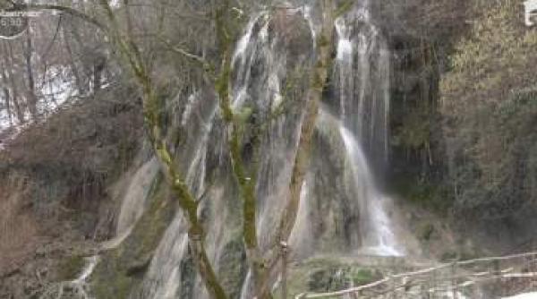 imagini terifiante cascada clocota una dintre cele mai impresionante din romania a ajuns o groapa de gunoi