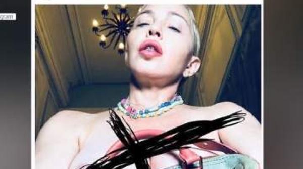 la 59 de ani madonna a pozat topless pentru fani