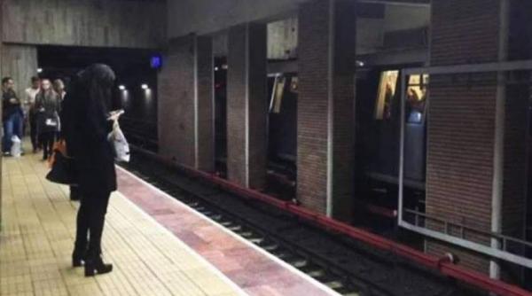 o femeie se zbate intre viata si moarte dupa ce un barbat a impins o la metrou in italia
