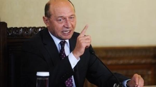 traian basescu dragnea tine sa ne pricopesca cu un analfabet la educatie