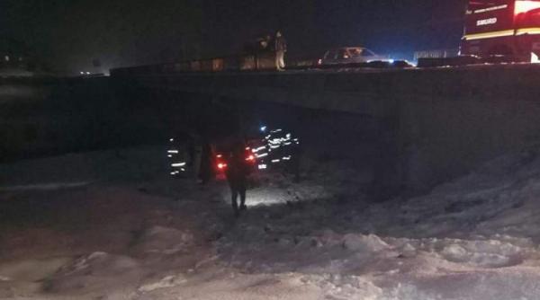 accident grav pe dn13 un barbat a murit incarcerat dupa ce masina in care se afla a cazut de pe un pod