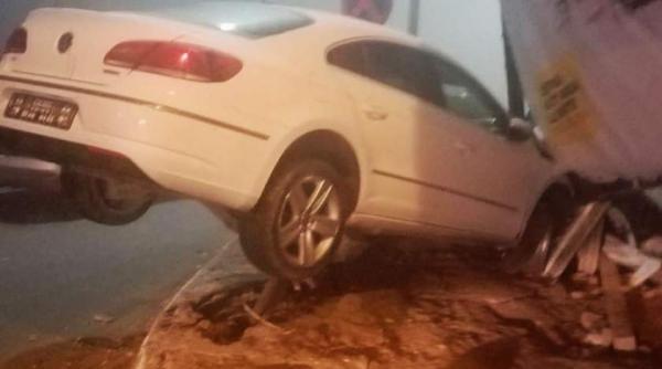 accident teribil la constanta soferul unei masini a zburat peste un sens giratoriu si a ramas suspendat in aer