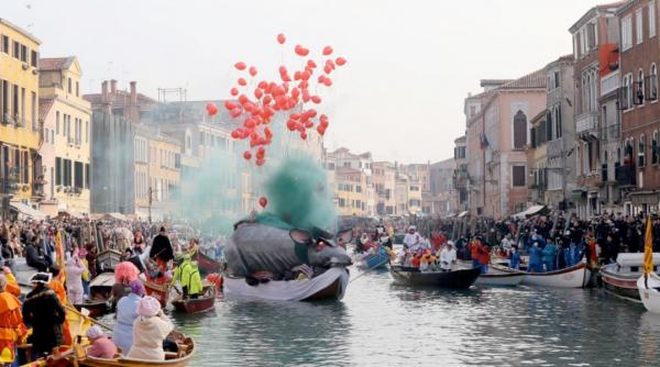 carnavalul de la venetia debuteaza cu un spectacol muzical acvatic