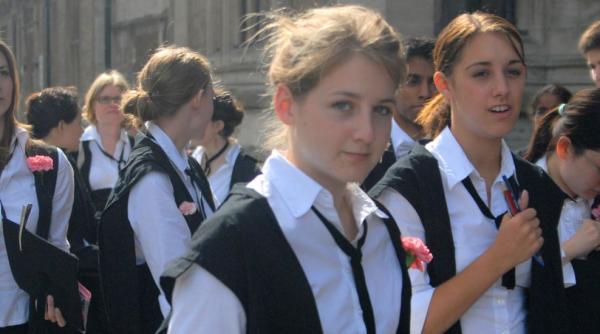 numarul studentelor l a depasit pe cel al studentilor la oxford pentru prima data in istoria universitatii