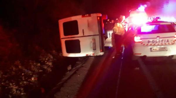 accident grav la calimanesti microbuz cu 11 pasageri rasturnat