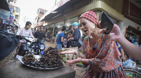 gina pistol se familiarizeaza cu mancarurile bizare ale asiaticilor tarantule scorpioni si greieri prajiti