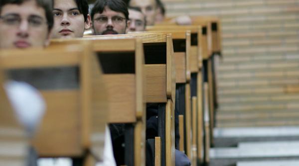 studentii pusi la congelat din ordinul ministrului finantelor