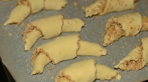 cornulete cu nuci pentru postul din ziua sfintilor trei ierarhi