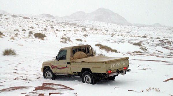 video sauditii intre soc si amuzament dupa ce desertul s a acoperit cu zapada