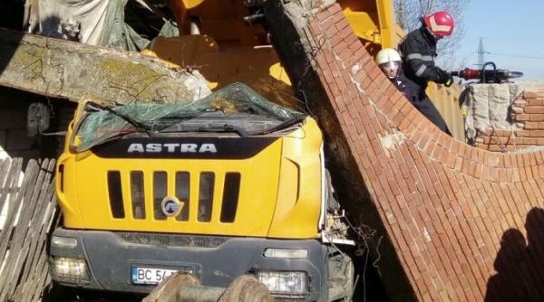 caz socant in arges o basculanta a cazut de pe pod care s a rupt iar o persoana a ramas intre fiarele contorsionate