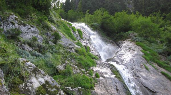 doua noi surse de apa minerala fara nitrati detectabili au fost descoperite in muntii carpati