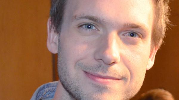 patrick j adams paraseste serialul suits