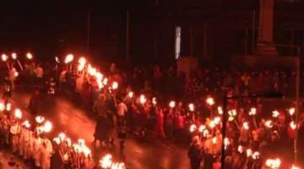 cateva sute de barbati din scotia inarmati cu torte au participat la festivalul vikingilor